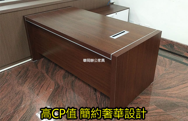 二手雞刺木主管桌(售完)